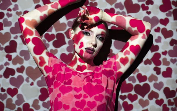 Día de San Valentín, retrato creativo, mujer con imagen en color en su rostro —  Fotos de Stock
