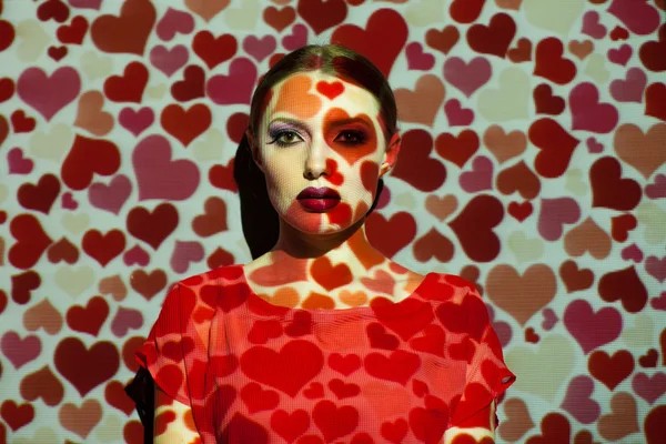 Día de San Valentín, retrato creativo, mujer con imagen en color en su rostro —  Fotos de Stock