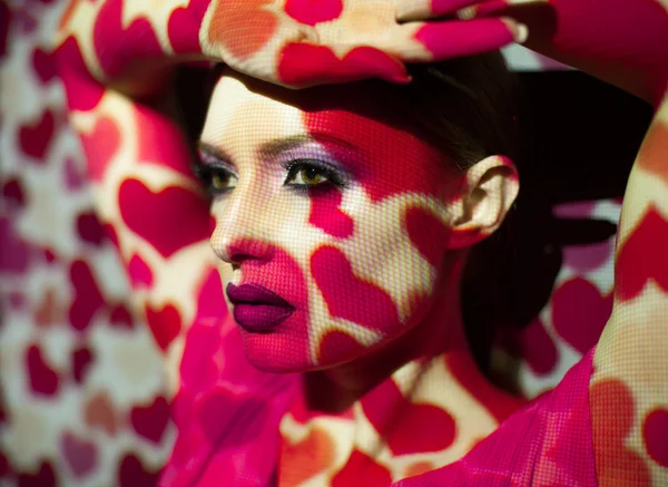 Día de San Valentín, retrato creativo, mujer con imagen en color en su rostro —  Fotos de Stock