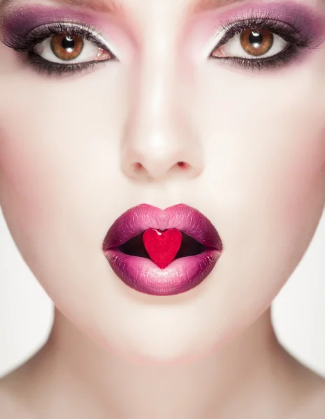 Lábios vermelhos glamour com coração de gelo — Fotografia de Stock