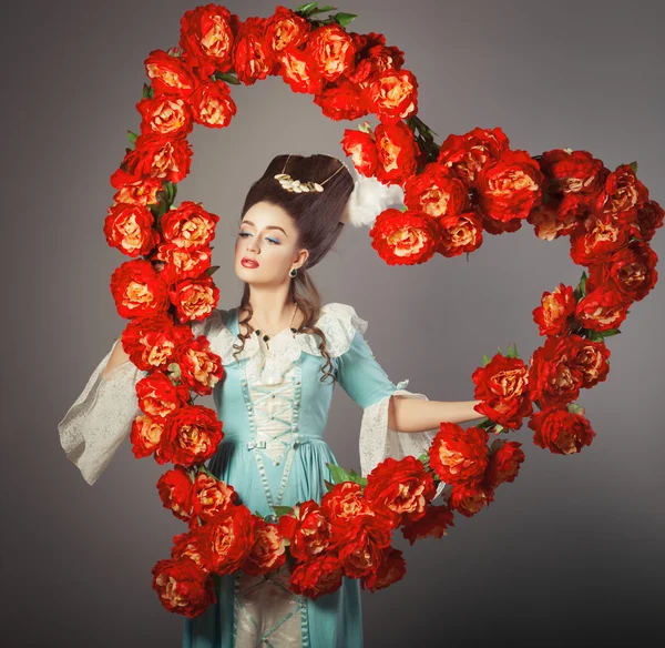 Antigua mujer sexy con corazón de flores — Foto de Stock