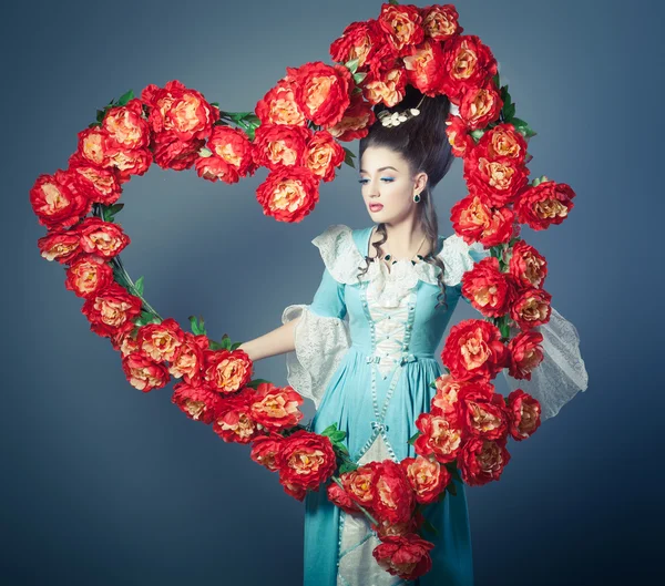 Altmodisch sexy Frau mit Herz aus Blumen — Stockfoto