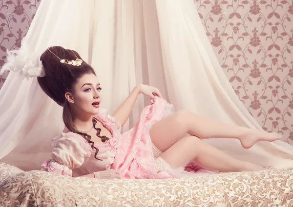 Viejo moda sexy mujer en lencería acostado en la cama — Foto de Stock