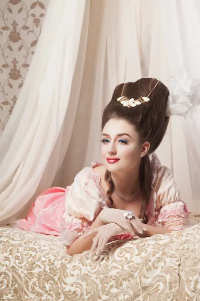 Eski moda seksi kadın iç çamaşırı yatakta yatarken — 스톡 사진