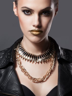 Deri elbiseli, güzel, seksi kadın.