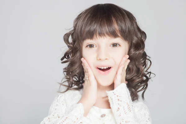 행복 한 어린 소녀에 흰색 배경 — 스톡 사진
