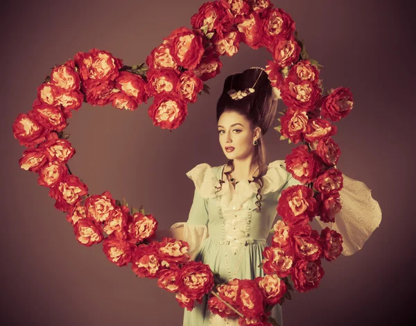 Altmodisch sexy Frau mit Herz aus Blumen — Stockfoto