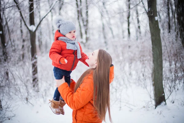 Mãe e filha se divertindo na floresta de inverno — Fotografia de Stock