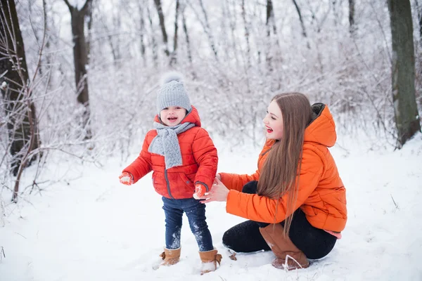 Mother and daughter having fun in the winter forestv — Stock Photo, Image