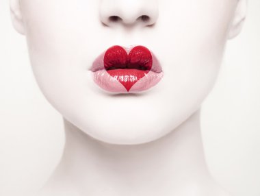 creatieve portret van een mooi jong meisje met een hart geschilderd op zijn lippen