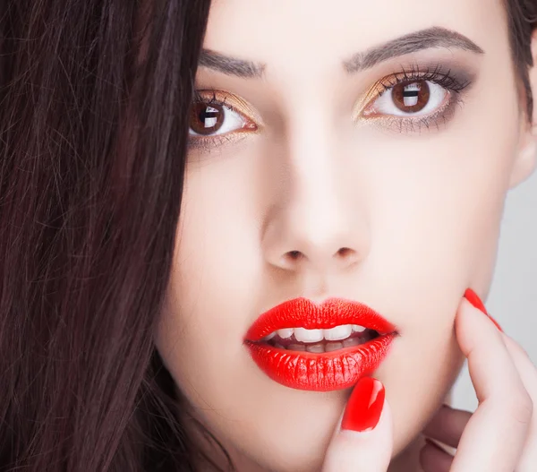 Beauty Fashion Model Girl with pink make-up, close-up studio shoot — Stock Photo, Image