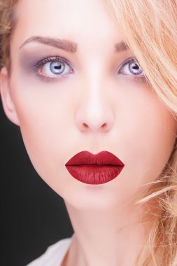 Güzellik moda model kız pembe makyaj ile stüdyo yakın çekim ateş et.