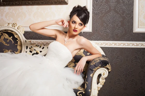 Krásné a módní nevěsta v luxusním interiéru — Stock fotografie