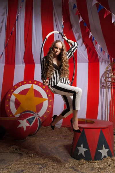 Mode acrobat kvinna i cirkus — Stockfoto