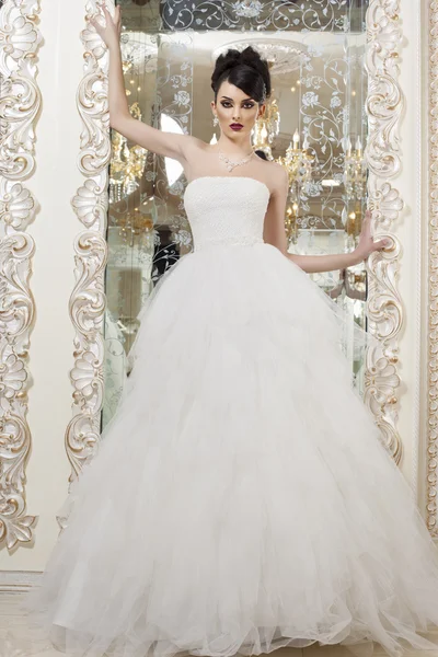 Schöne und modische Braut im luxuriösen Interieur — Stockfoto