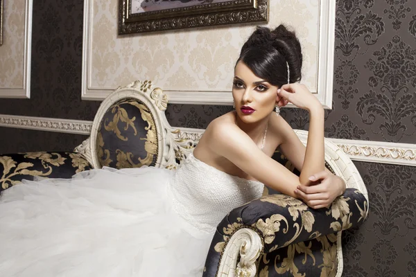Noiva bonita e moda no interior de luxo — Fotografia de Stock