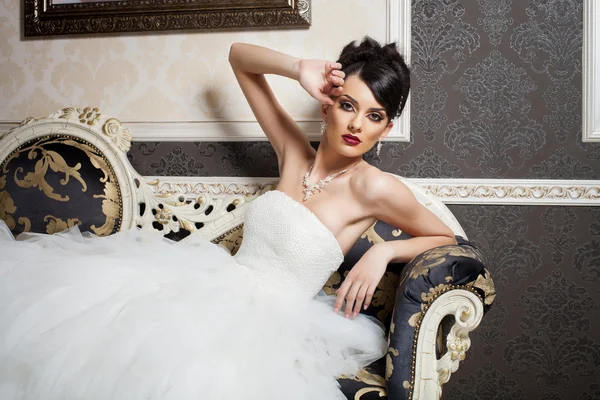 Beautiful and fashion bride in luxury interior — Stock Photo, Image