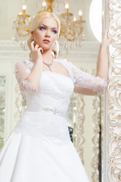 美しいと豪華なインテリアでファッションの花嫁 — ストック写真