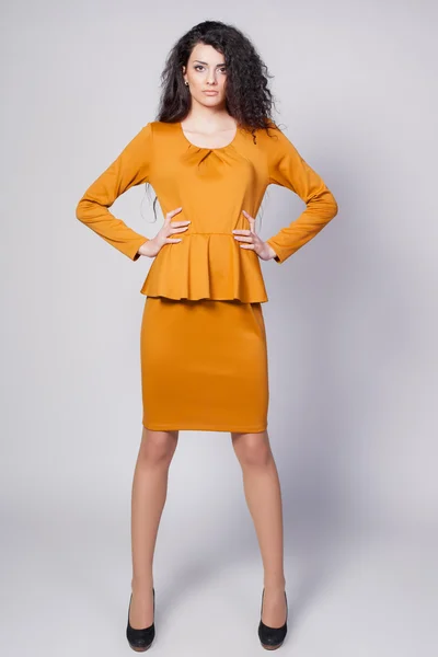 Сексуальная леди в оранжевом платье — стоковое фото