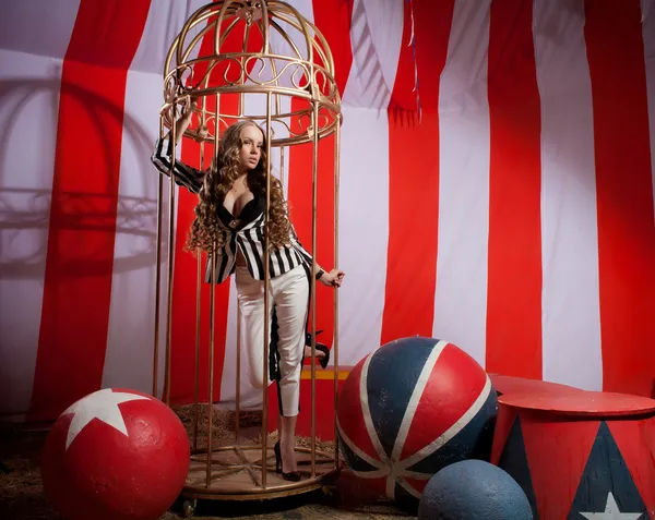 Moda acrobata donna nel circo — Foto Stock