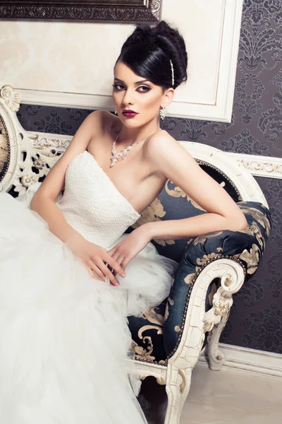 Schöne und modische Braut im luxuriösen Interieur — Stockfoto