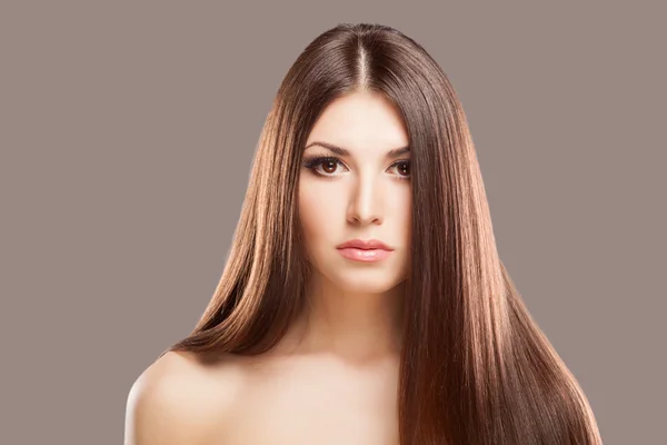 Cabelo bonito, retrato de uma jovem — Fotografia de Stock