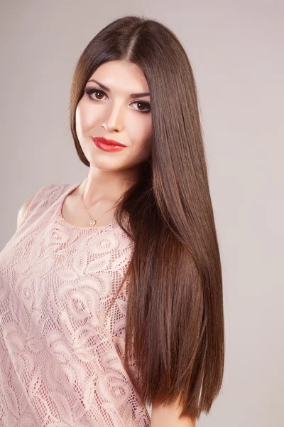 Hermoso cabello, retrato de una joven — Foto de Stock