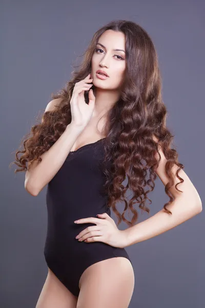 Mulher sexy bonita com cabelo encaracolado em kombidress e jaqueta preta — Fotografia de Stock