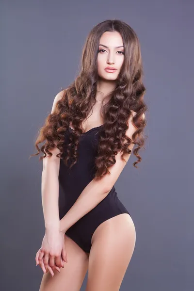 Bella donna sexy con i capelli ricci in kombidress e giacca nera — Foto Stock