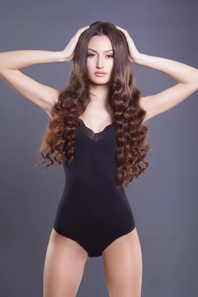 Hermosa mujer sexy con pelo rizado en kombidress y chaqueta negra —  Fotos de Stock