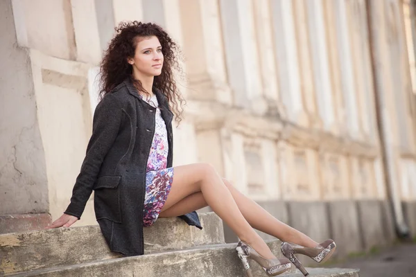 Portret van een jonge vrouw in de straten van de oude stad — Stockfoto