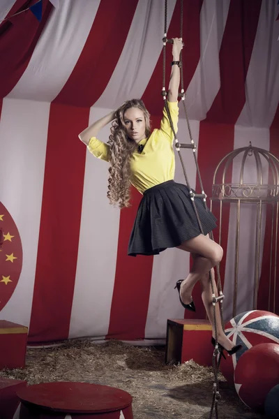 Mode acrobat vrouw in circus — Stockfoto