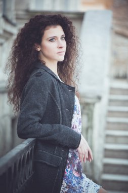 eski şehrin sokaklarında genç bir kadın portresi