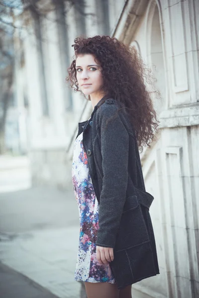 Portret van een jonge vrouw in de straten van de oude stad — Stockfoto