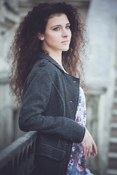 Porträt einer jungen Frau auf den Straßen der Altstadt — Stockfoto