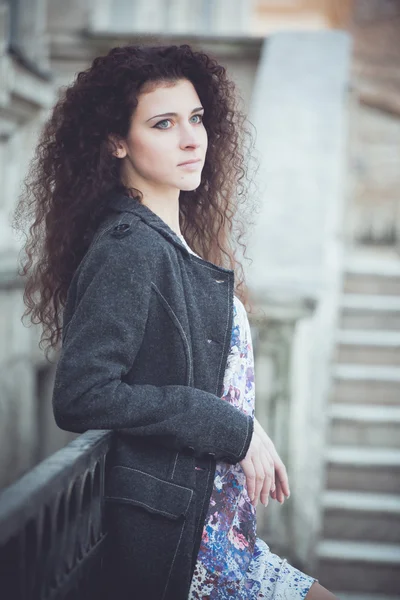 Portret van een jonge vrouw in de straten van de oude stad — Stockfoto