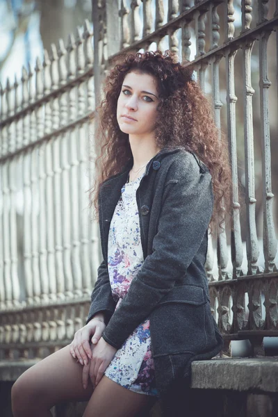 Portret van een jonge vrouw in de straten van de oude stad — Stockfoto