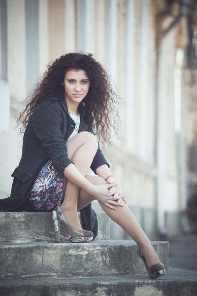 Portrait of a young woman on the streets of old city — Stock Photo, Image