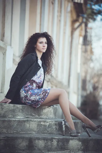 Portret van een jonge vrouw in de straten van de oude stad — Stockfoto