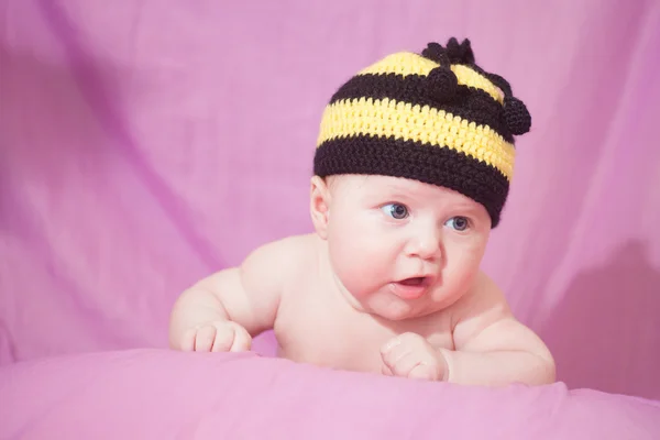 Portret van babymeisje gekleed in een kostuum bee — Stockfoto