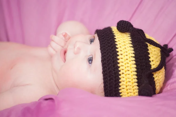 Portrait de bébé fille vêtue d'un costume d'abeille — Photo