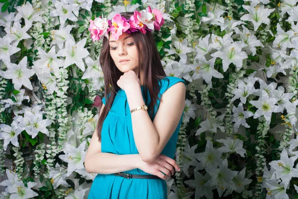 Mooie vrouw genieten van in de natuur — Stockfoto