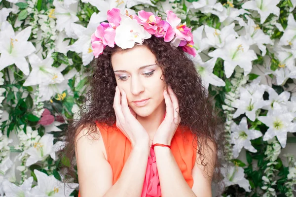 Bella donna godendo nella natura — Foto Stock