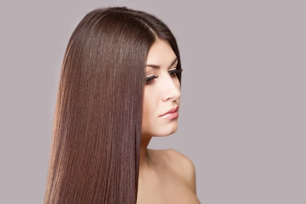 Cabelo bonito, retrato de uma jovem — Fotografia de Stock