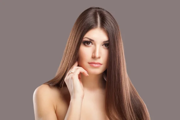 Cabelo bonito, retrato de uma jovem — Fotografia de Stock