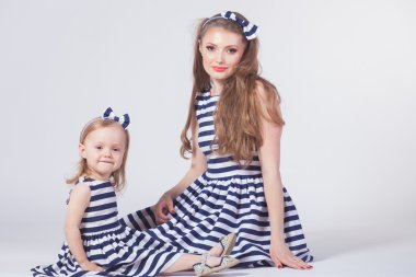 genç anne kızıyla oynayan