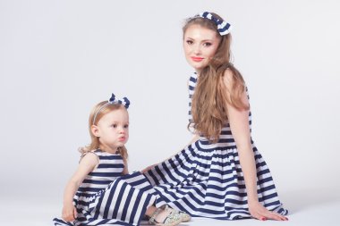 genç anne kızıyla oynayan