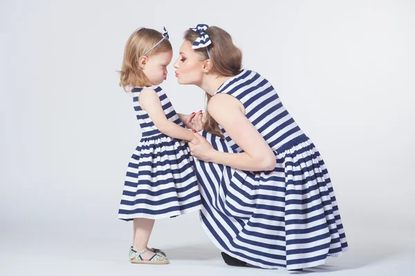 Jeune mère jouant avec sa fille — Photo