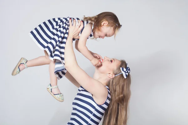 Jovem mãe brincando com a filha — Fotografia de Stock