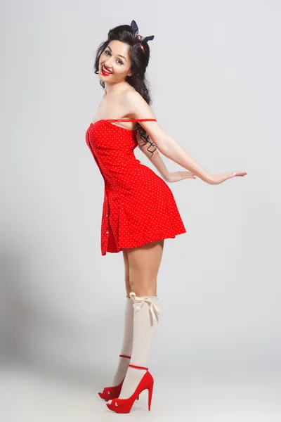 Sexy pin up chica en vestido rojo, aislado en blanco — Foto de Stock